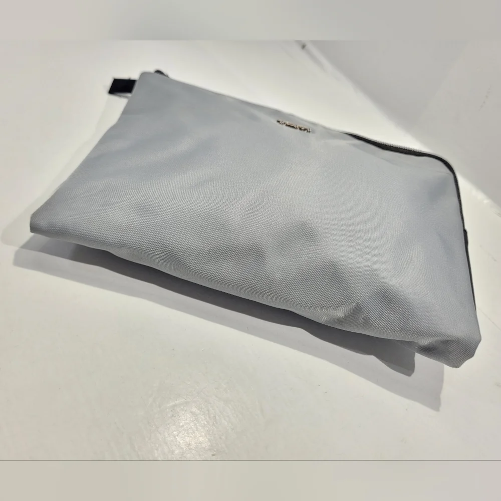 TUMU DELTA ONE AMENITY COSMETIC POUCH SILVER